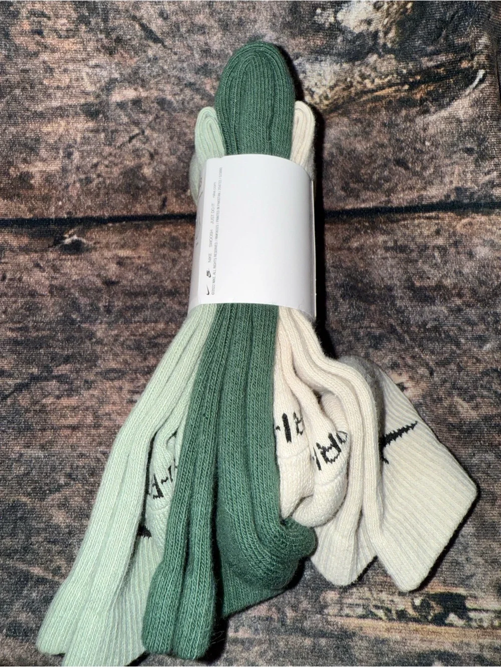 Nike NWT Everyday Plus DRI-FIT Crew Socks 3 Pack Size Mens 8-12 (Green/Cream)